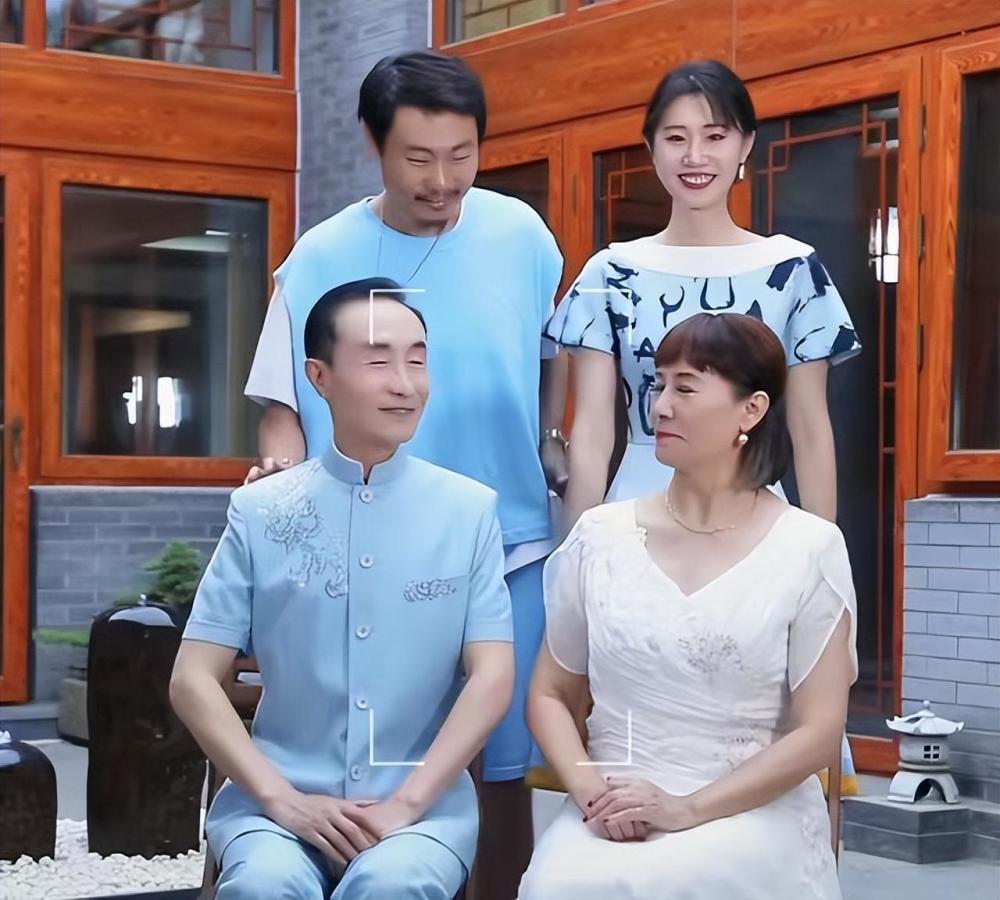 巩汉林晒出一家六口合影,豪宅备受瞩目,儿子留胡须抢镜!_腾讯新闻
