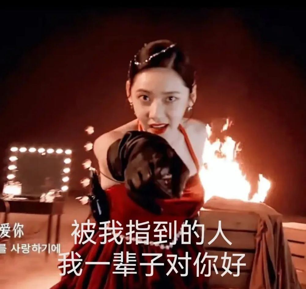 毕竟,谁不想被一个搞笑又实诚的姐,指着鼻子拽拽地警告:秋瓷炫的工地