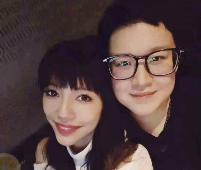 恬妞女儿与李靓蕾聚会合影不限制女儿个性,恬妞自己也不设限,正如她的