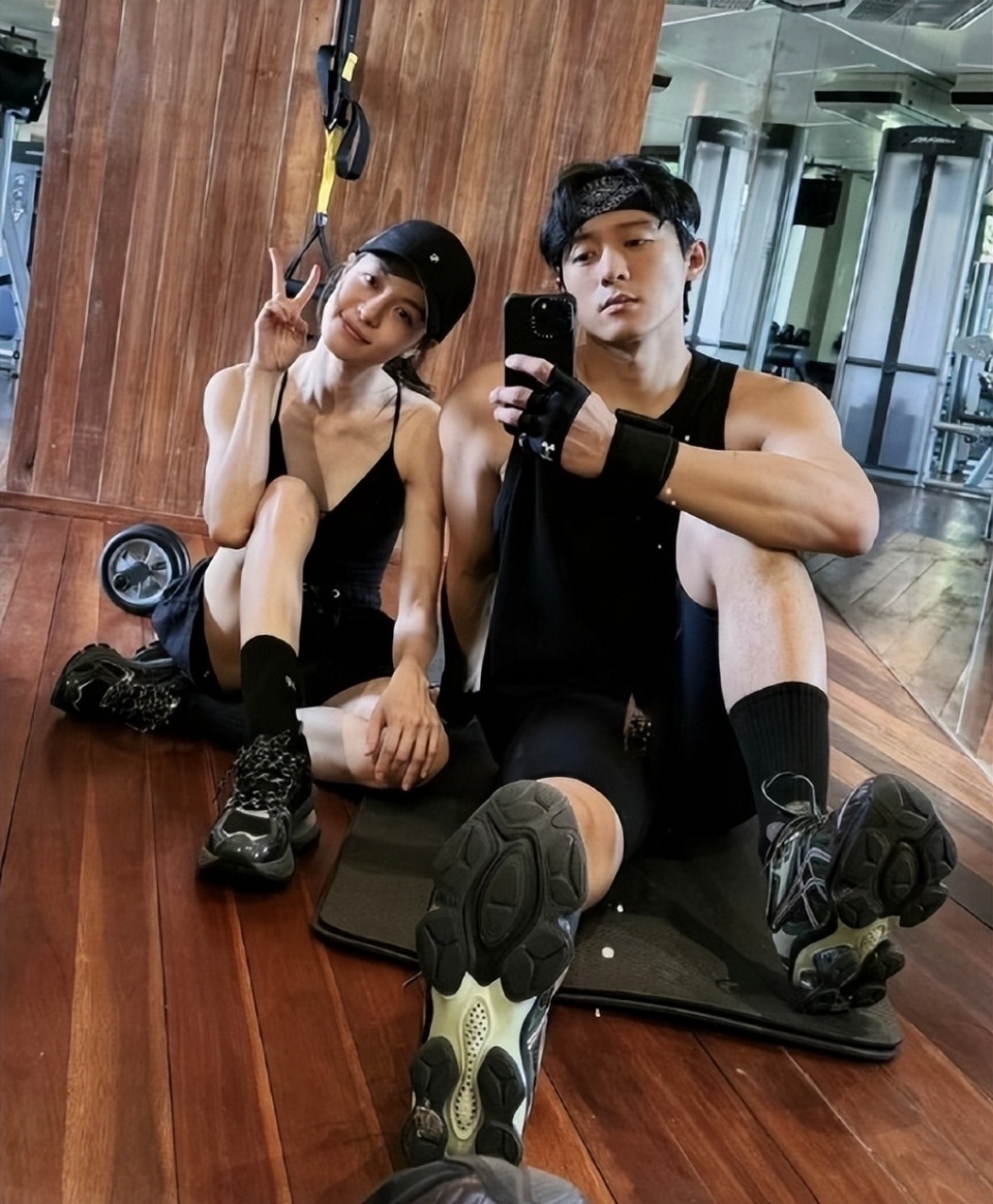 钟楚曦晒男友视角旅行照,穿比基尼秀身材,曲线完美零赘肉超养眼