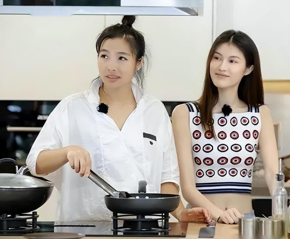 其中,最受委屈的要数那位被何穗口口声声称为"闺蜜"的秋老师.