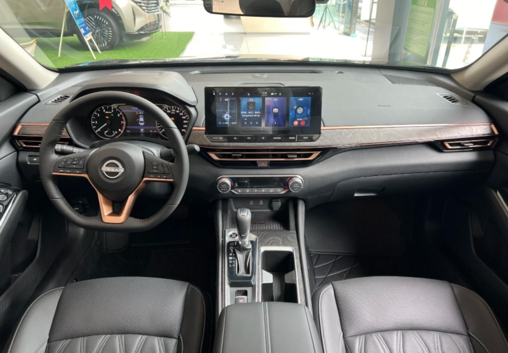 东风日产天籁黑金版,质感显精致,2.0l动力,舒适配置下放