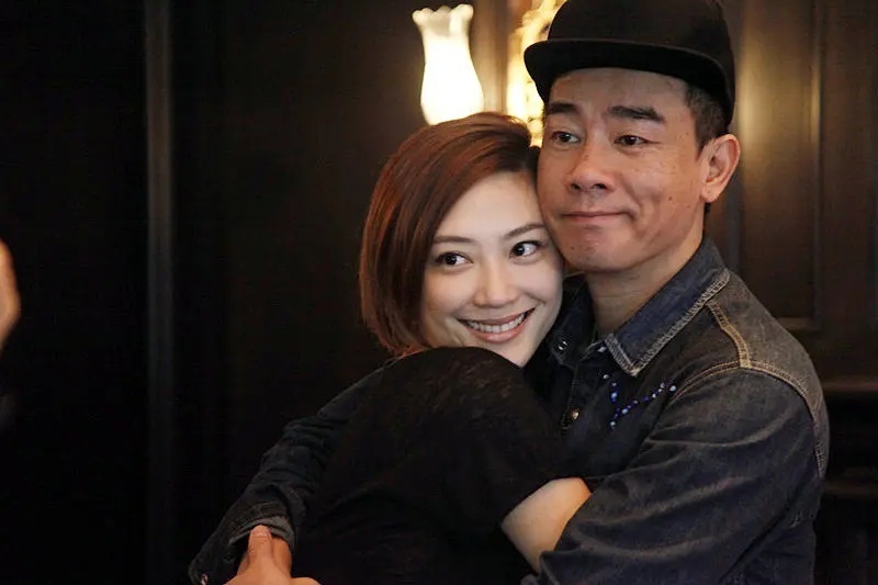 陈小春新剧惹争议,因资金问题全面停工,百名演员惨遭连累_腾讯新闻