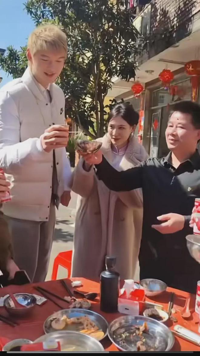 王哲林宴请老家亲戚!农村小院置办酒席很接地气,妻子陪同共敬酒