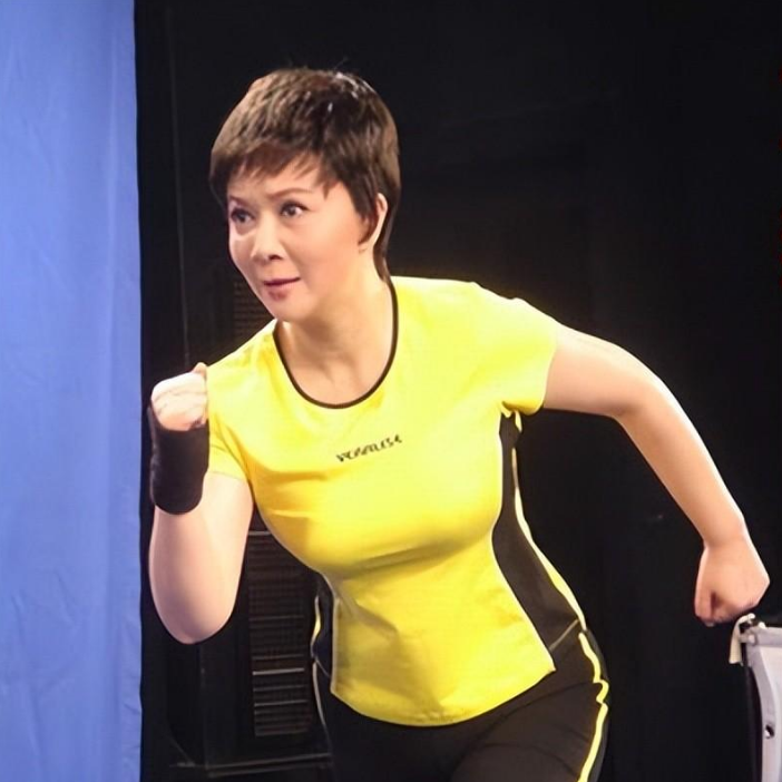 62岁蔡明近照曝出再次惹争议,宋丹丹当年的话真的验证了_腾讯新闻