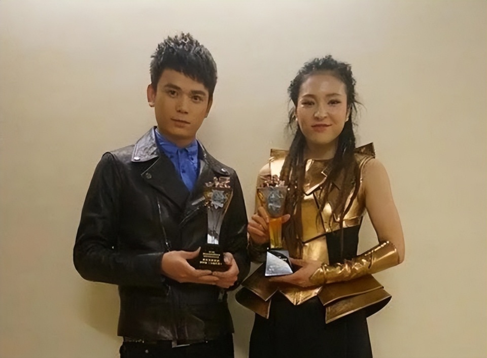 张恒远去世满两月，毕夏迎来32岁生日，老师汪峰带女儿为爱徒庆生_腾讯新闻