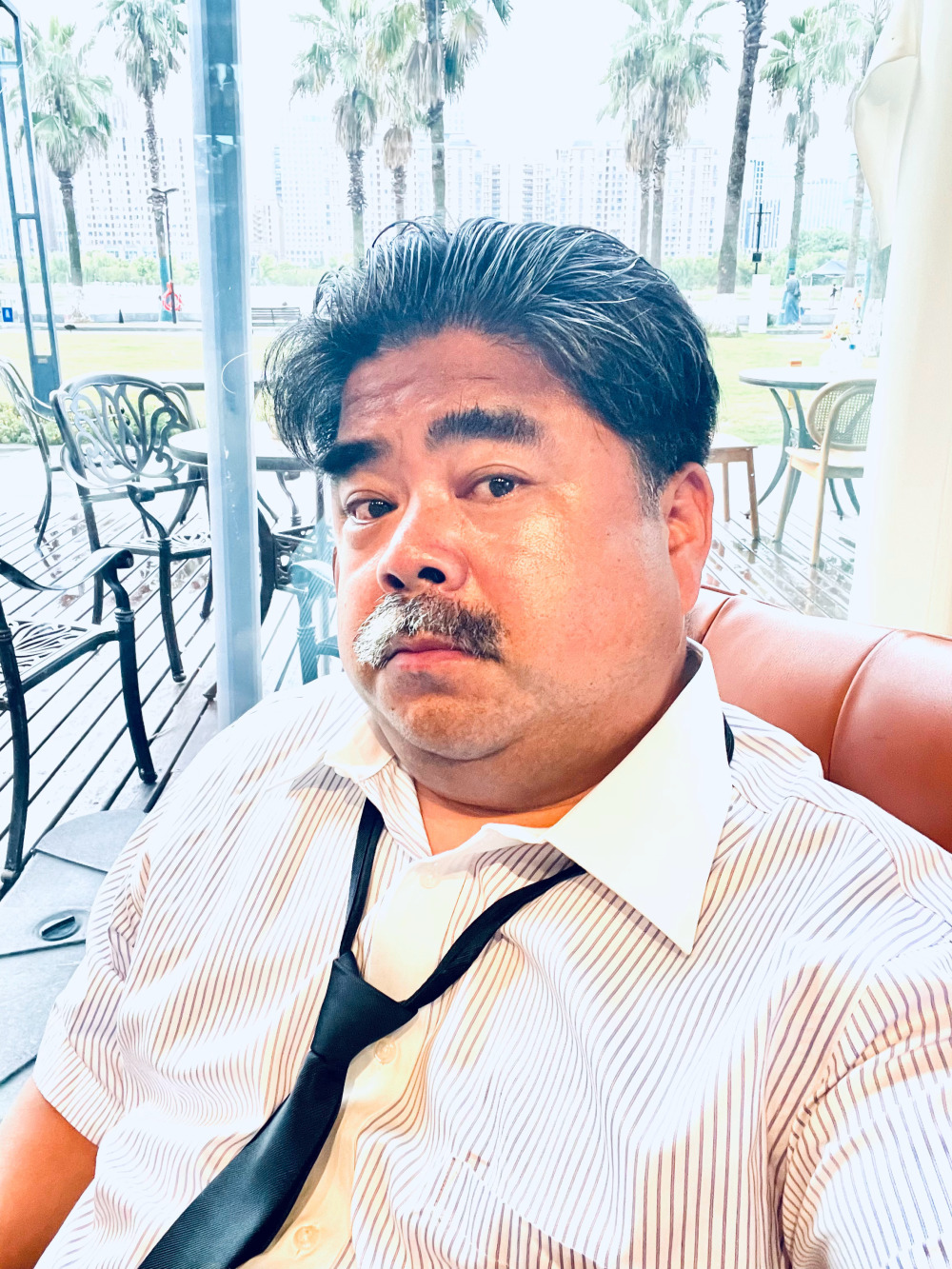 演员刘金砸苹果手机惹争议疑被售后傲慢对待曾演秋雅老公走红