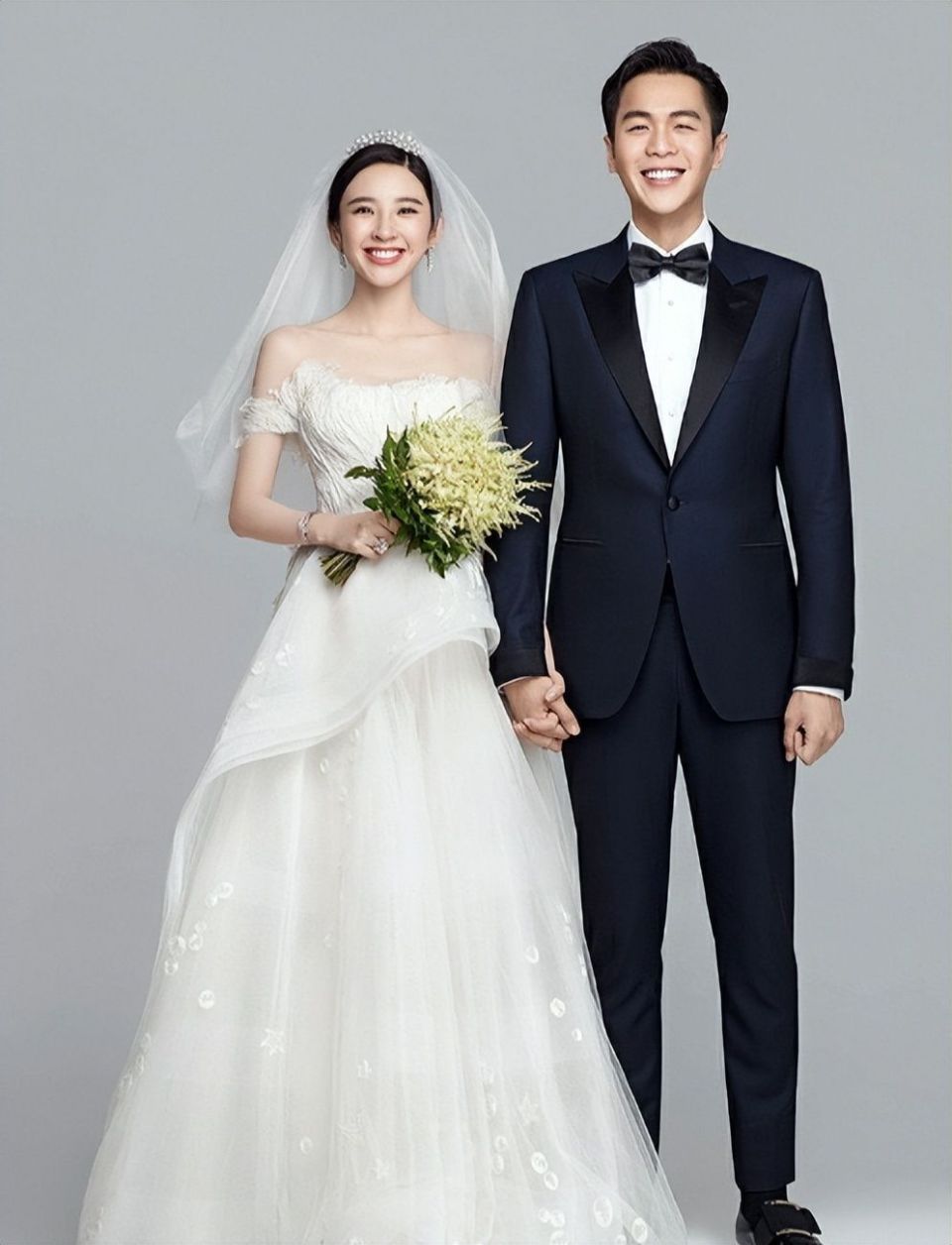 唐艺昕带保姆接女儿放学,4岁女儿到妈妈腰部,走路像翻版张若昀