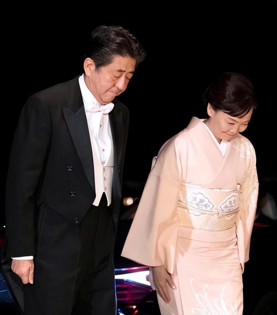 2023年,安倍昭惠给亡夫安倍晋三扫墓,她面露微笑,一张罕见留影_腾讯新