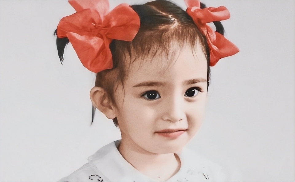 杨幂小时候就活泼可爱,深得身边亲朋好友的喜欢.