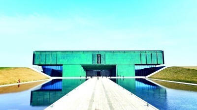 安阳市委宣传部供图在殷墟博物馆新馆参加研学活动的孩子们聆听讲解.