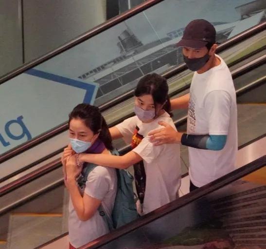 但不管怎样观众们都支持她的选择,也祝愿他们一家人能稳稳的幸福下去.