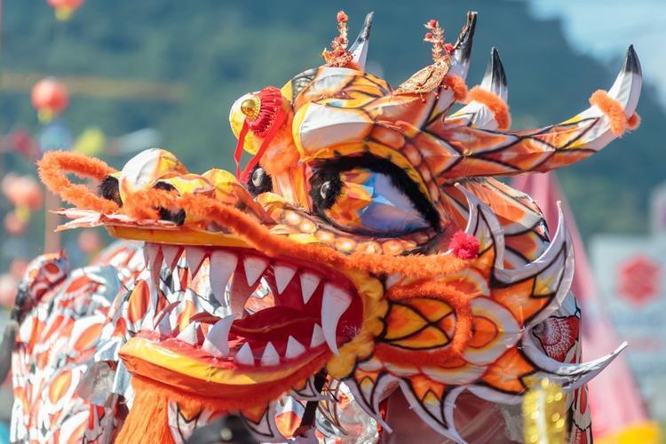 龙狮之舞跨越赤道，雅加达春节龙狮演出超50场，印尼龙狮火了_腾讯新闻