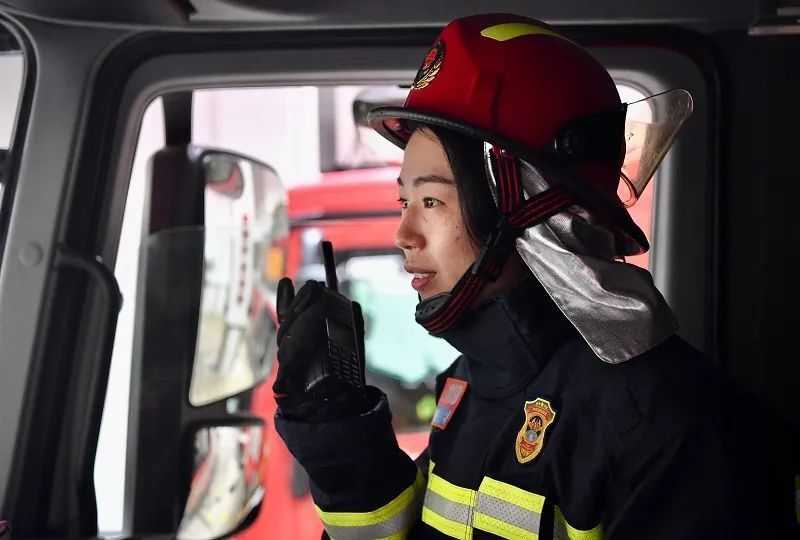 这个姑娘是全上海唯一的女消防员,就在这儿_腾讯新闻