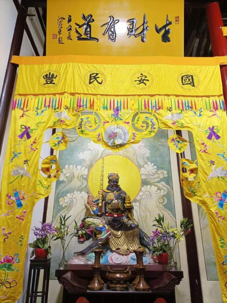 的一共是三尊塑像,中间是关羽,道教尊称之为关帝,也称之为协天大帝等