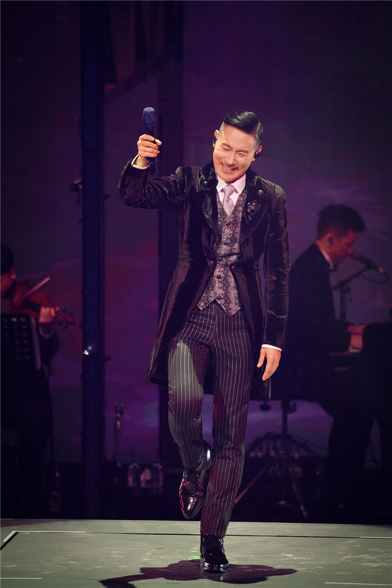 张学友,气势登场演绎出《ooh la la 》,又踏上古董车顶唱出《马路英雄