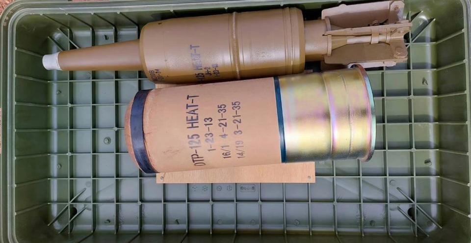 125毫米穿甲弹及发射药包,可见黄铜制的半燃型发射药包,vt-4虽然和t