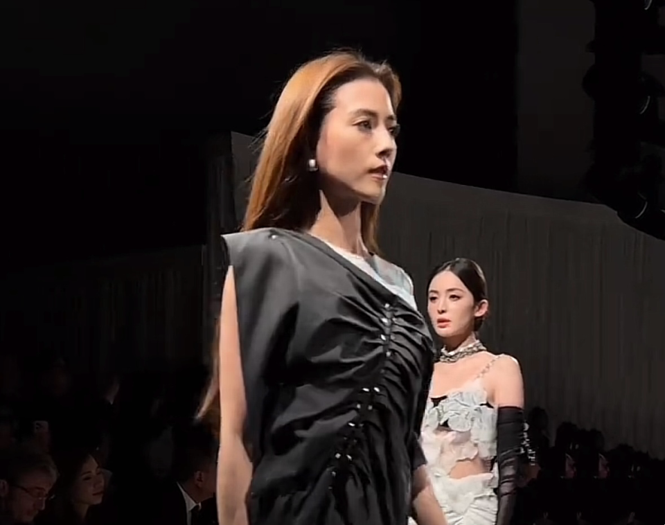 古力娜扎走秀引热议走路不稳扭胯幅度大被嘲气质全无