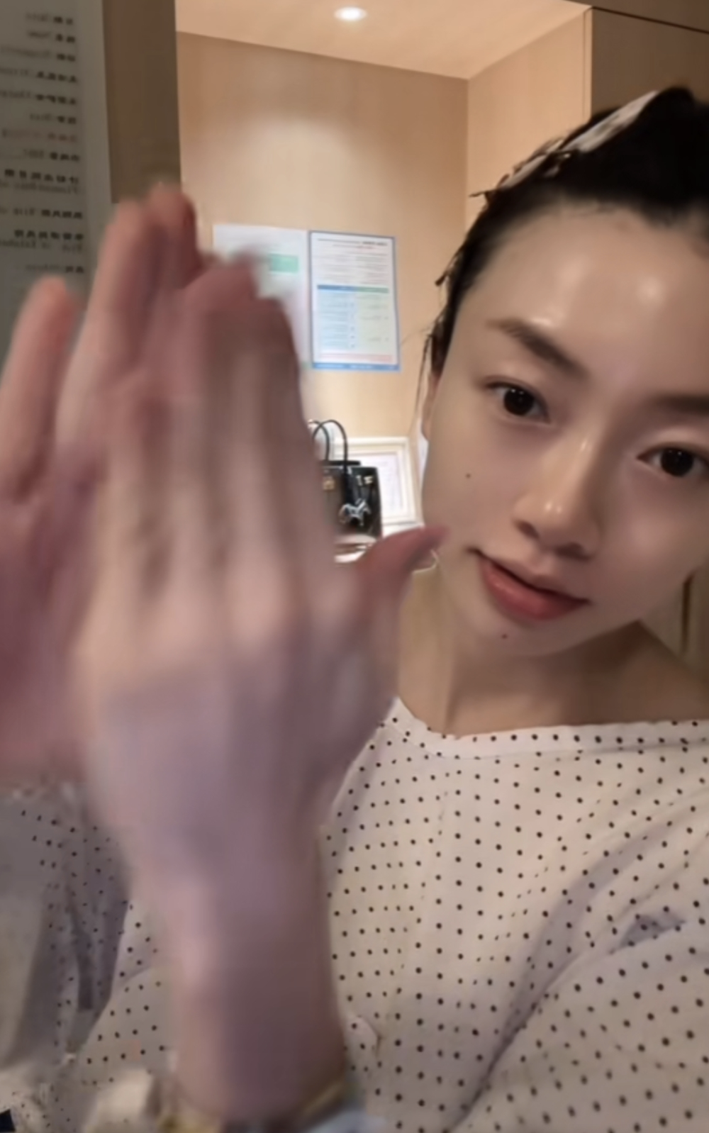 郑恺前女友程晓玥腹部平坦自称产妇,手腕上戴着手环