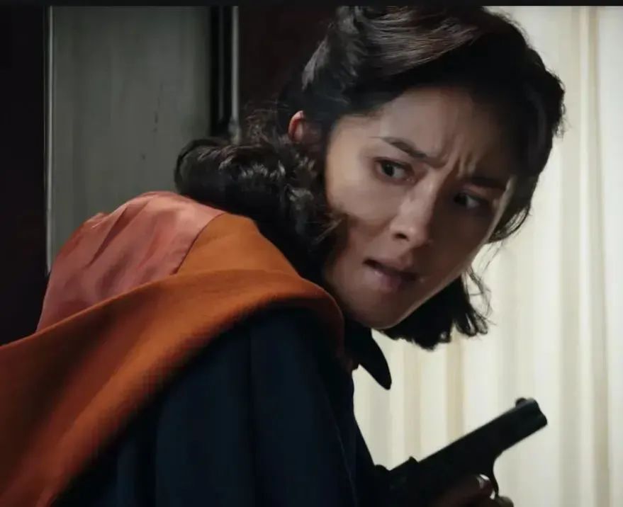 特务科科长",和王鸥在《伪装者》里出演的"情报处处长汪曼春"角色类型