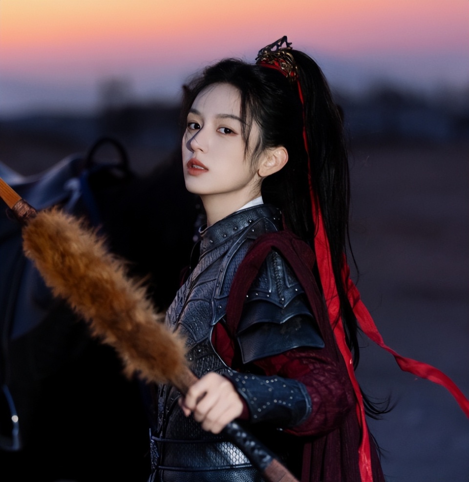 战损侧颜被赞天选女将星,眼神杀令人惊艳!_腾讯新闻