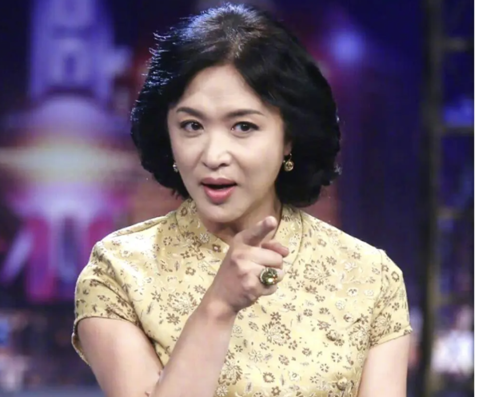 41岁孙俪现状:穿西装拍戏,少女感十足,和董子健站一起