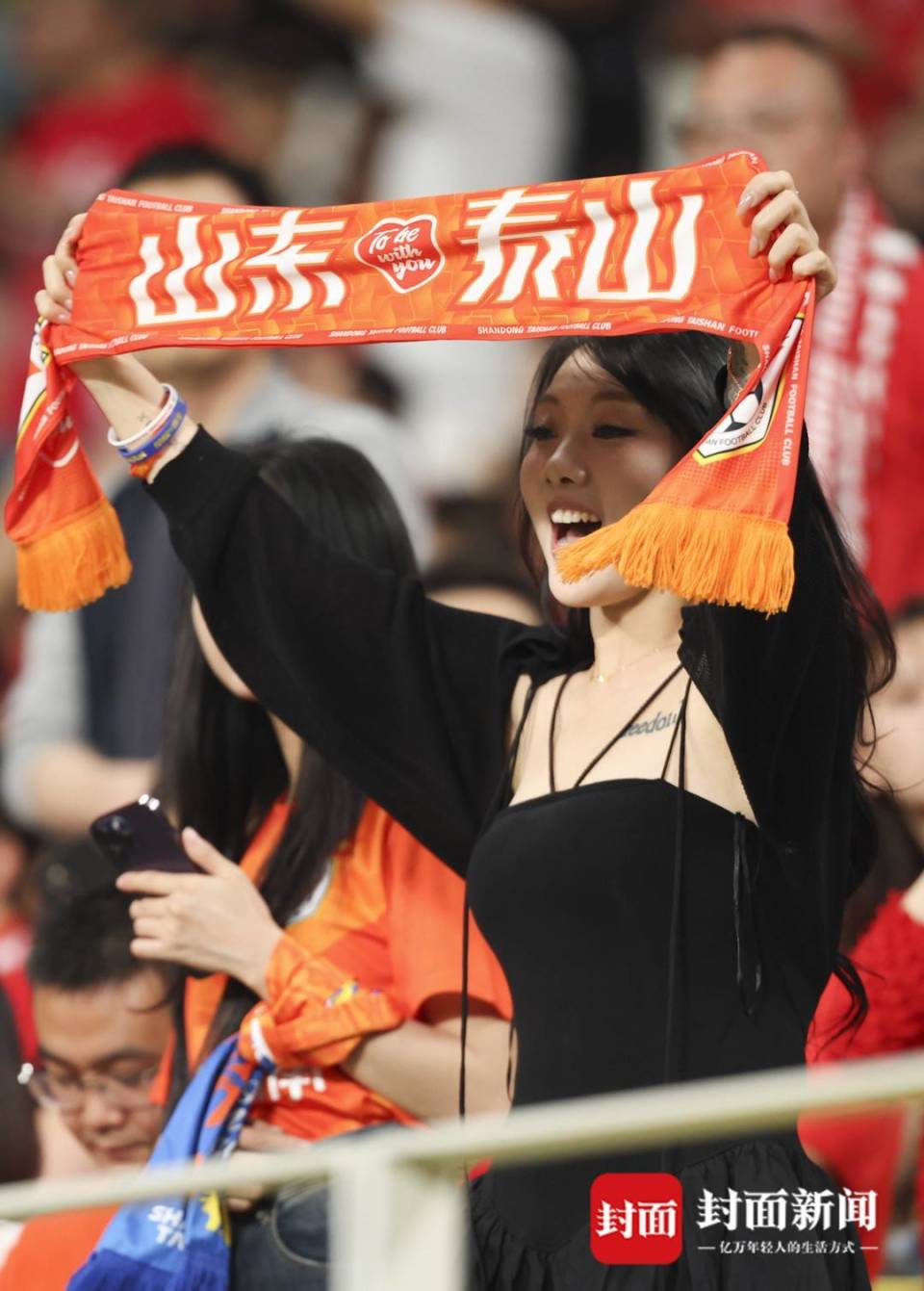 凤凰山赛季首败 蓉城女球迷泪洒球场|图集_腾讯新闻