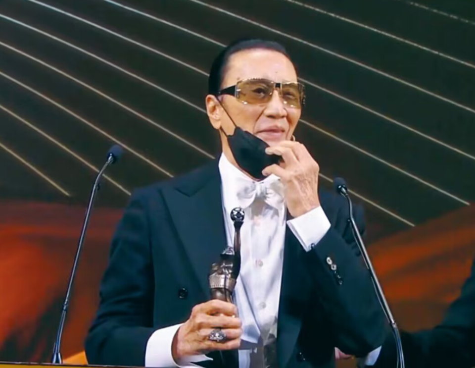 被传瘫痪入院,87岁谢贤终现身,精神奕奕喝茶买彩票