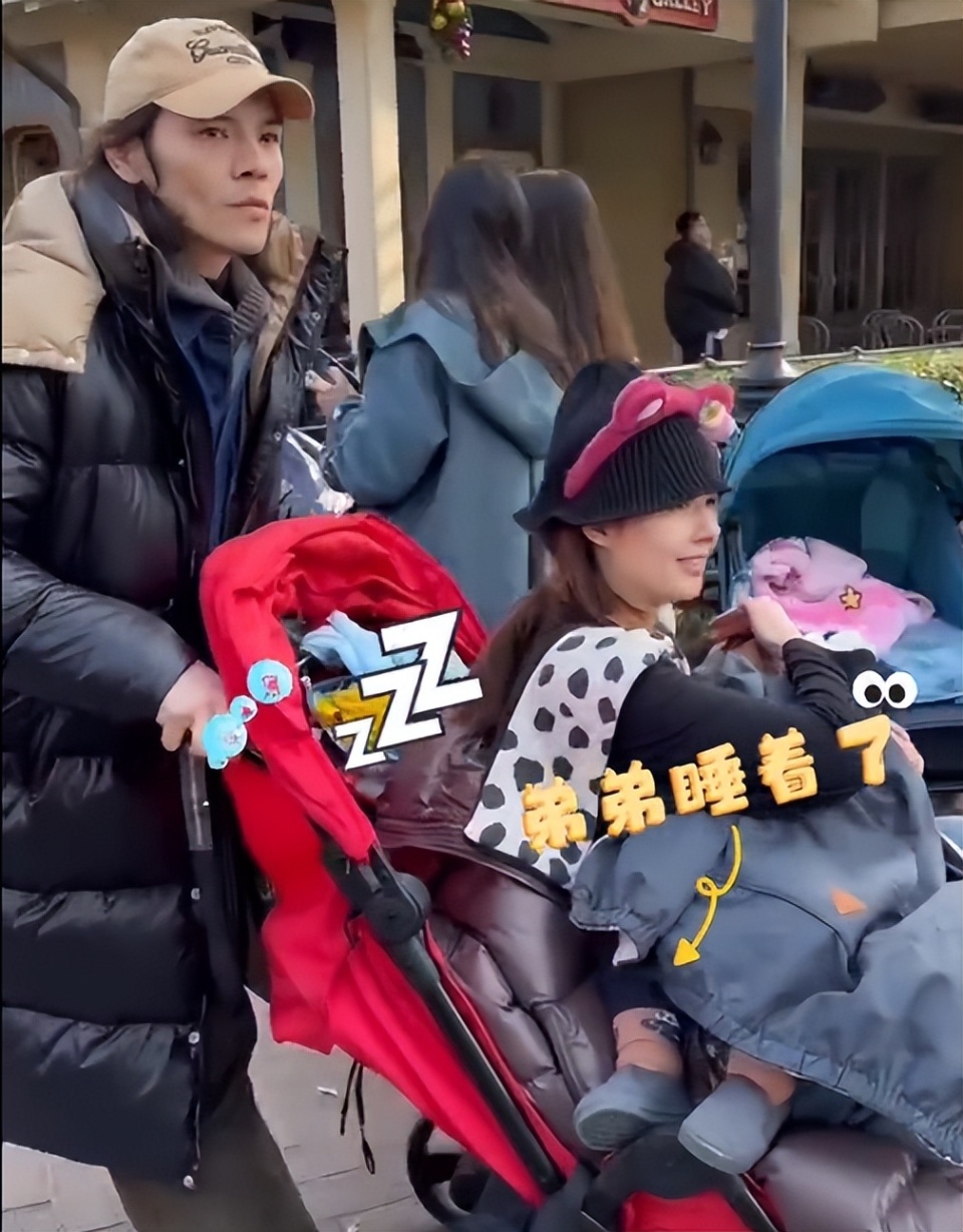 向佐用婴儿车推老婆孩子,甜喊郭碧婷"大女儿",一家四口超幸福