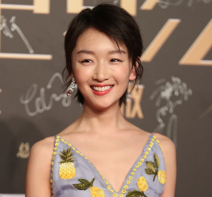 周冬雨扫楼生图变样脸部僵硬还撞脸倪妮疑似填充过度不自然