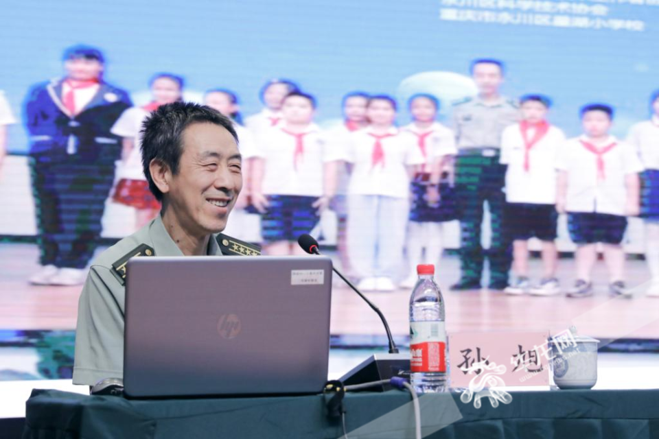 科普报告会上,中国老科协科学报告团成员,国防大学教授孙旭以《中国梦