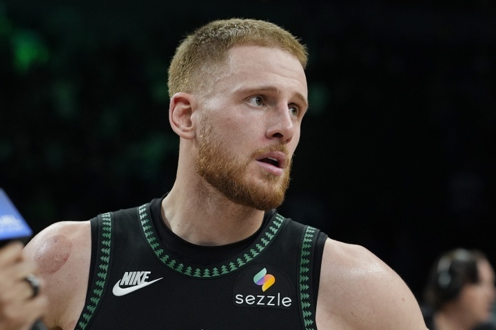 突發！森林狼主力迪文琴佐開局79秒受傷退賽 被攙扶回更衣室