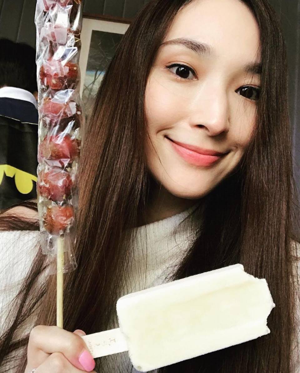 纪晓波犯罪集团覆灭后,吴佩慈首度露面,戴婚戒飞到日本看演唱会_腾讯