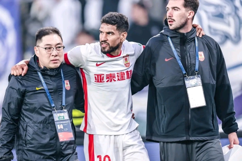 101分钟崩盘！亚泰10分钟两送礼痛失好局，媒体人：脑子里面都是大便？