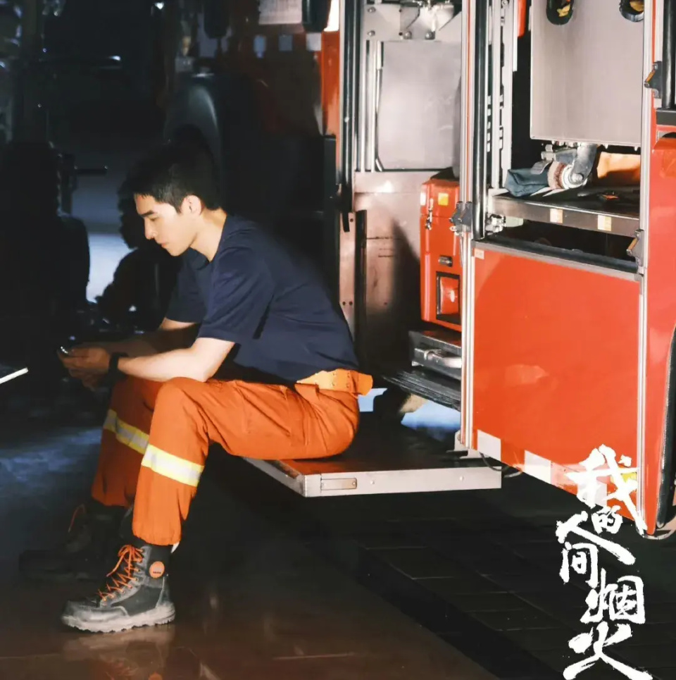 杨洋拄拐现身医院!