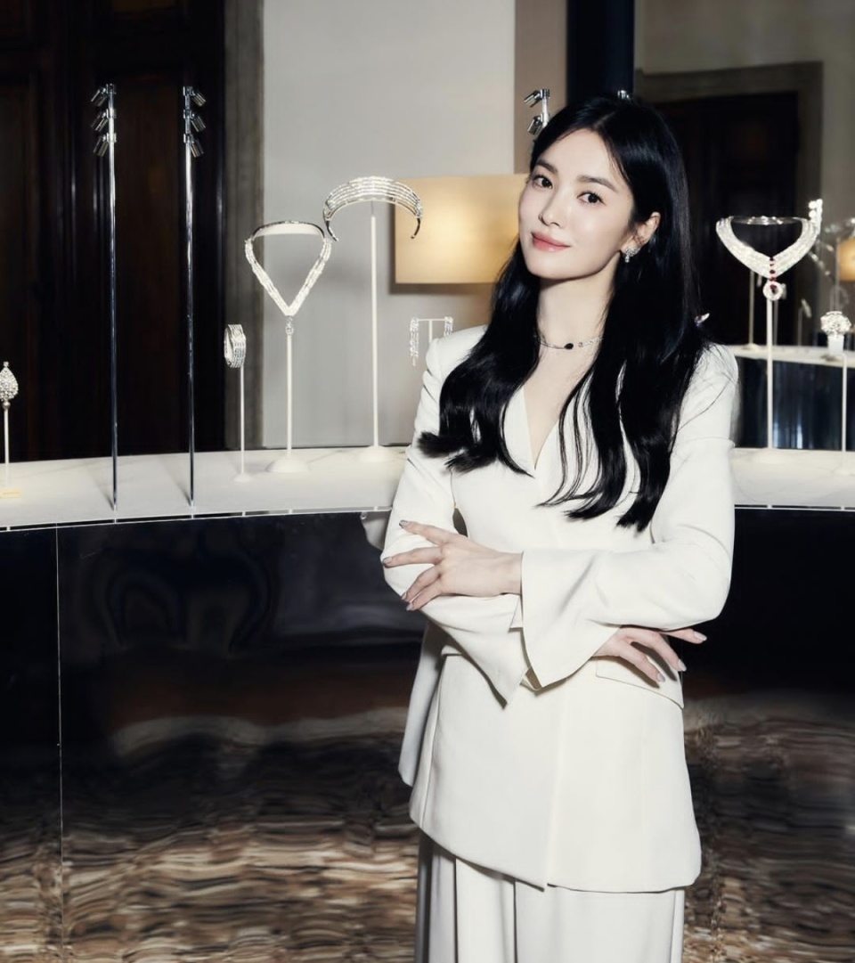 宋慧乔白色西装搭配柔软波浪发型,尽显优雅奢华