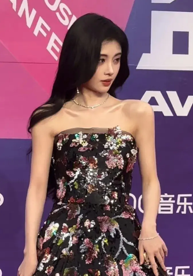 鞠婧祎直角肩遭吐槽!