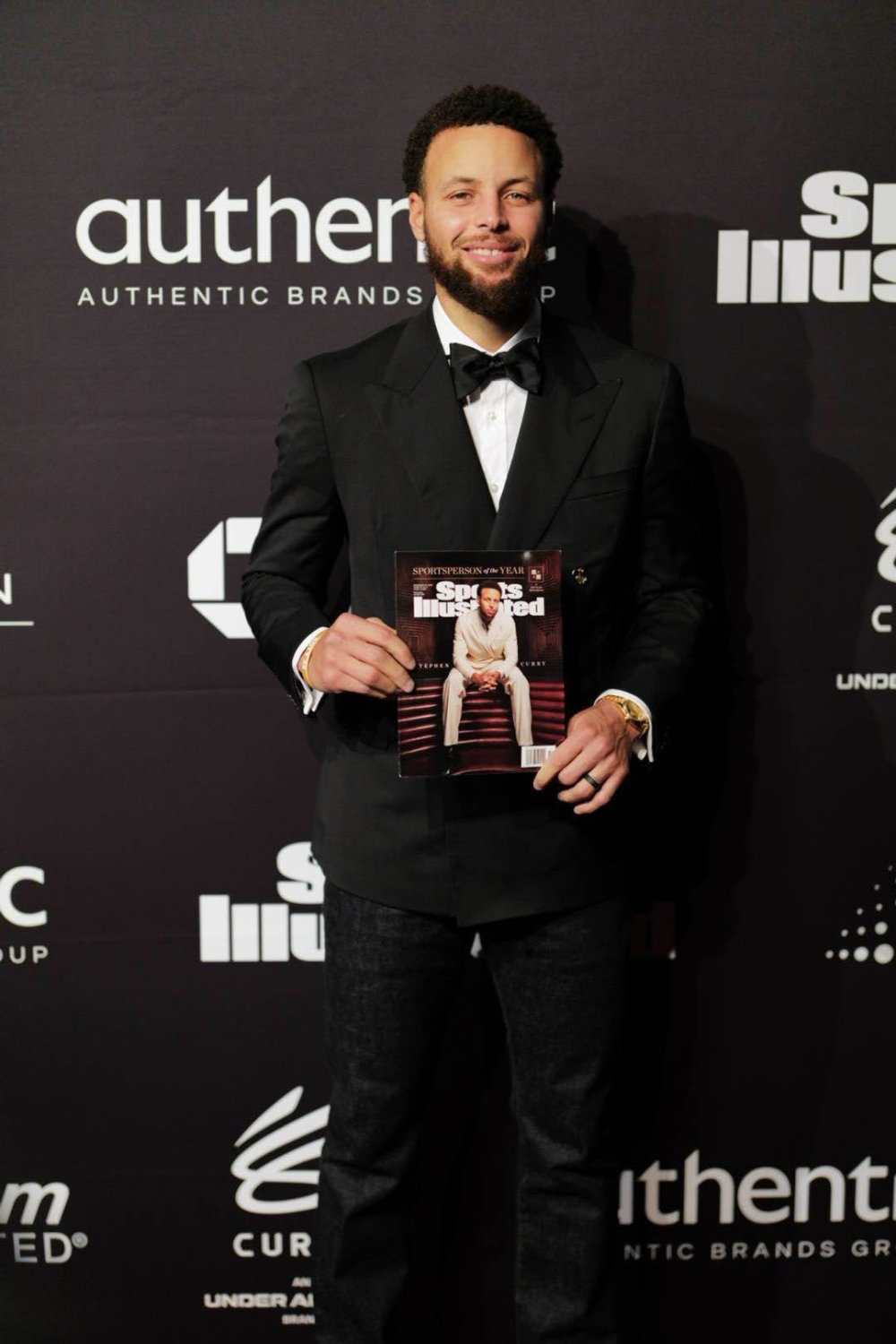 库里身穿黑色西装盛装出席颁奖典礼,走红毯时库里帅气亮相,并且手持