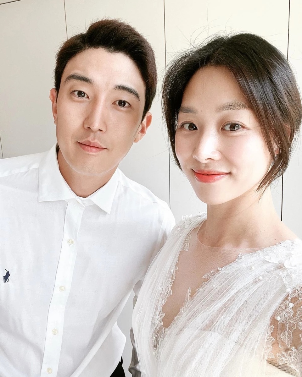 张申英 韩女星婚礼上，带着前夫的12岁儿子，如今她与丈夫庆祝结婚5周年-腾讯新闻