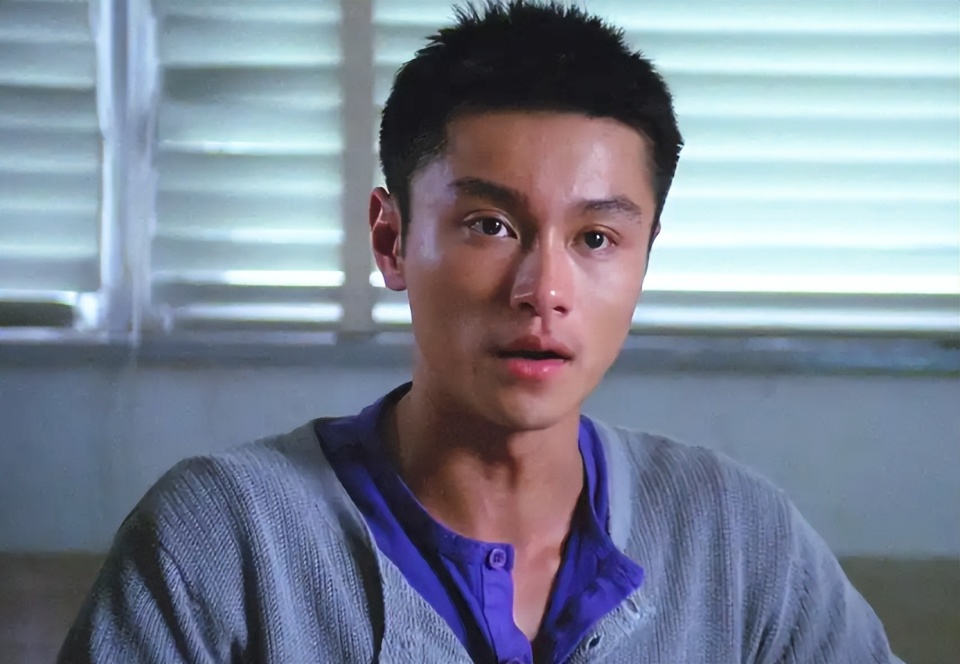 其中,他在《新扎师妹》中扮演的剑雄哥,让人印象尤为深刻.