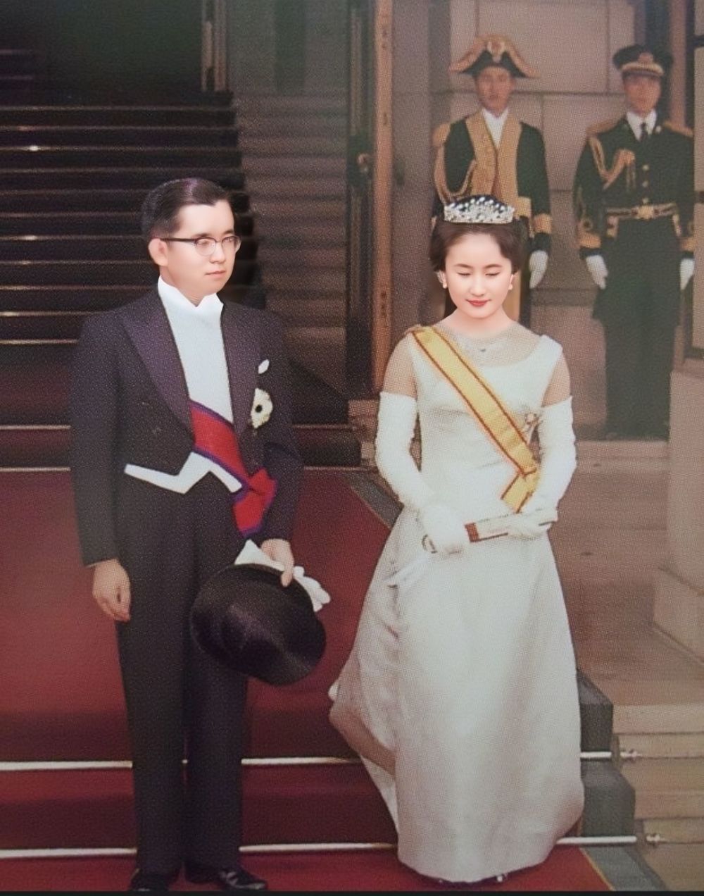 四子二女,但两个儿子当中就有一位身体状况不良,即次子常陆宫正仁亲王