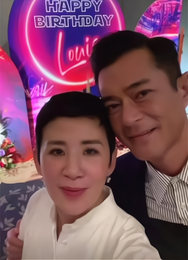 58岁吴君如晒全家福庆生,与陈可辛相依女儿送吻,古天乐受邀道贺