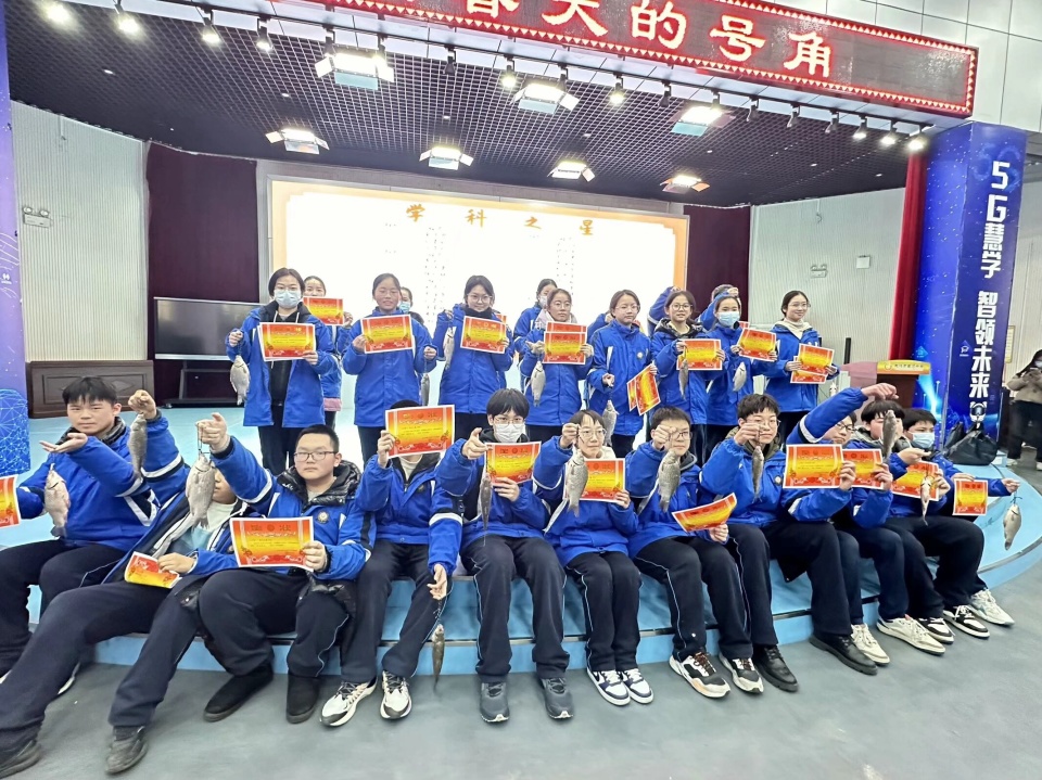 楚才中学八年级学生穿着整齐的校服齐聚报告厅,期待一场不同寻常的