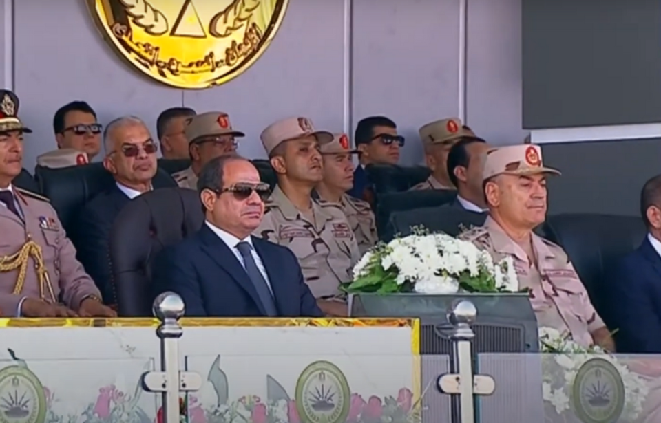 埃及装甲师逼近加沙,黑压压一片接受战争检阅,总统下令做好准备-腾讯