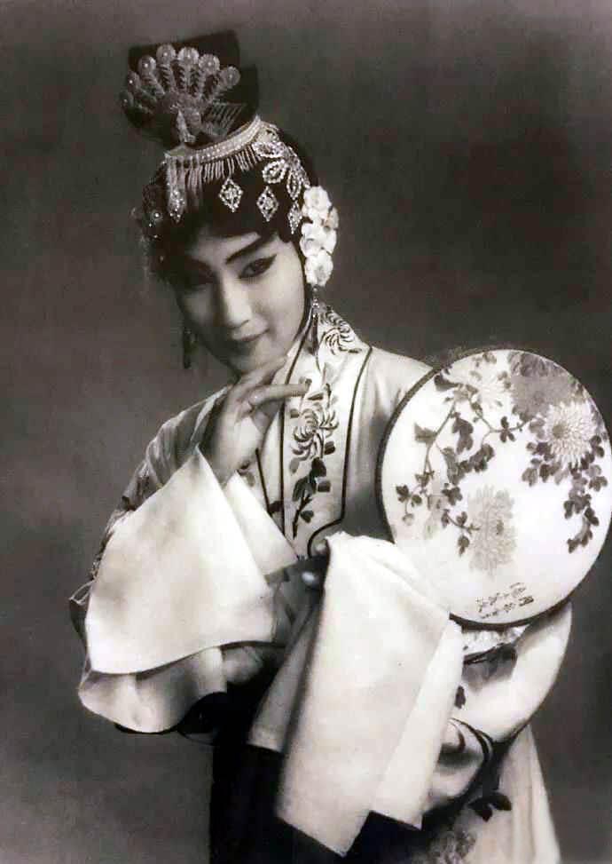 京剧大师关肃霜:曾遭杜近芳排挤,未婚夫,丈夫悲情早逝_腾讯新闻