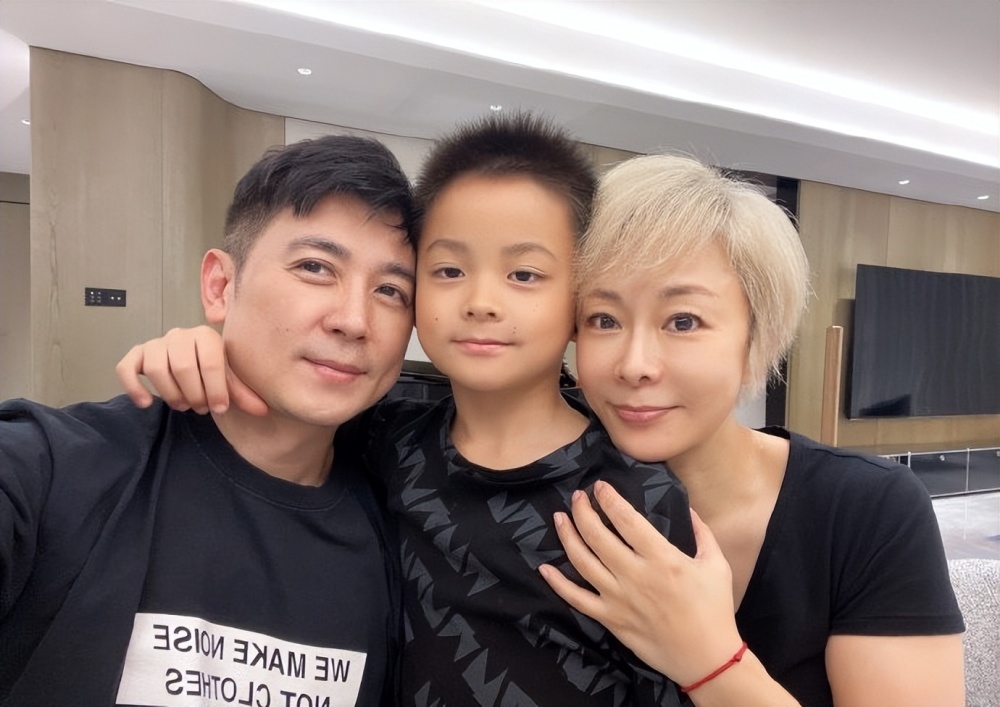 保剑锋一家豪宅吃大餐庆情人节!