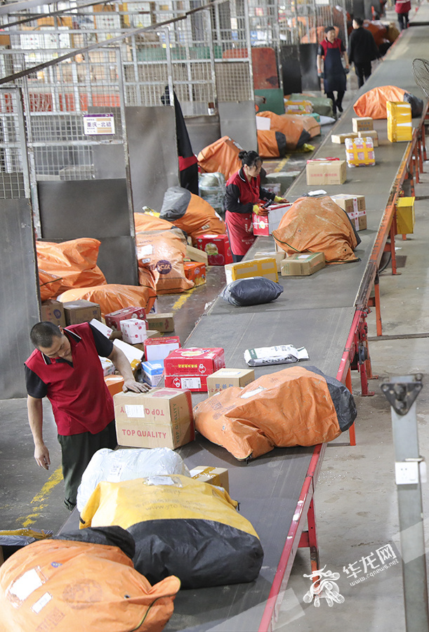 "双11"第二波快递高峰即将来袭 重庆揽收快递包裹同比增54.05%