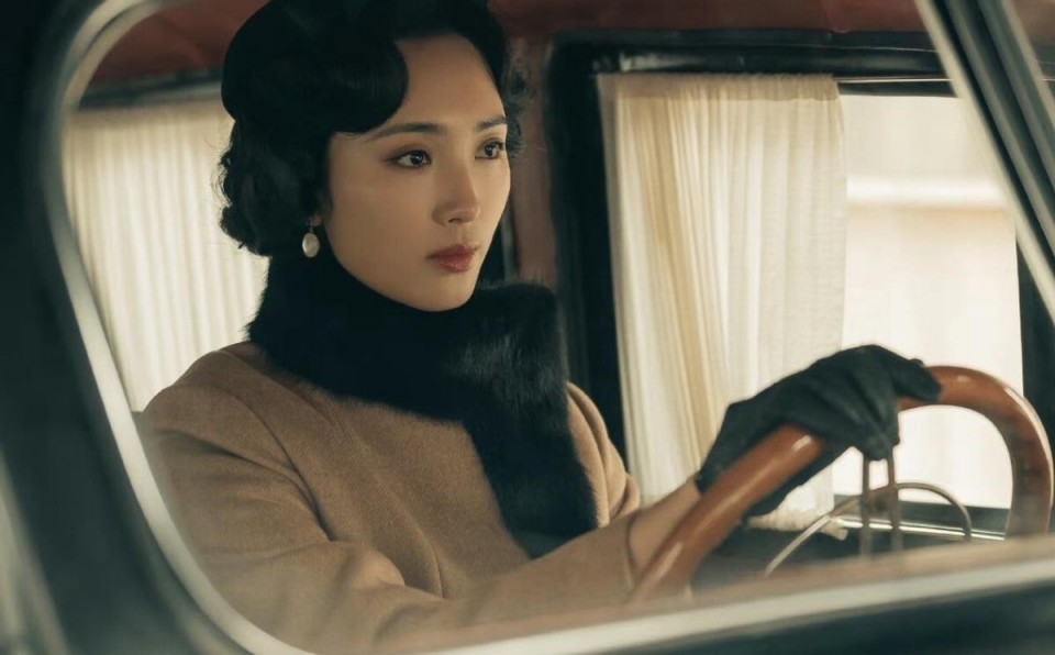 季太太一角从一开始就亮明了身份,与王紫璇饰演的石珺昱一样,都是我方