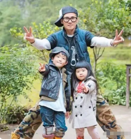 他曾带着儿子曹三丰和女儿曹华恩上过综艺《爸爸去哪儿》.