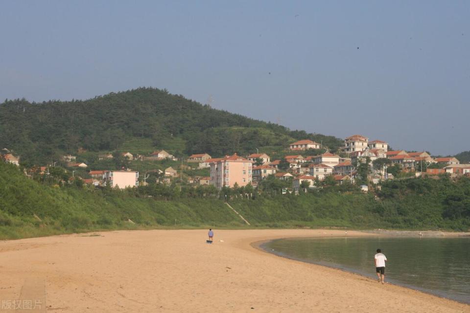 这里有金沙滩浴场,鸭石旅游度假村,风力发电工程,鹰嘴石森林公园,滨海
